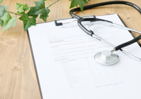 病院で診察を受ける