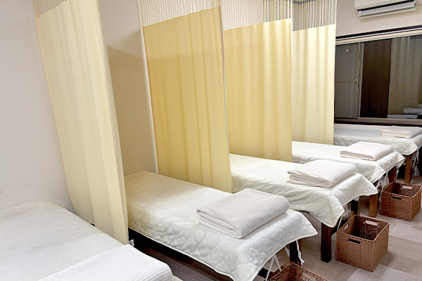 滝宮整骨院の施術室、ベッドが5台並んでいる